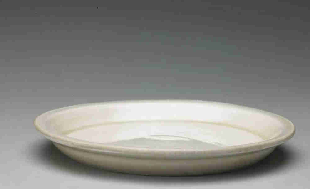 北宋時(shí)期定窯白釉描金折沿盤，展現(xiàn)了定窯高超的描金技術(shù).jpg