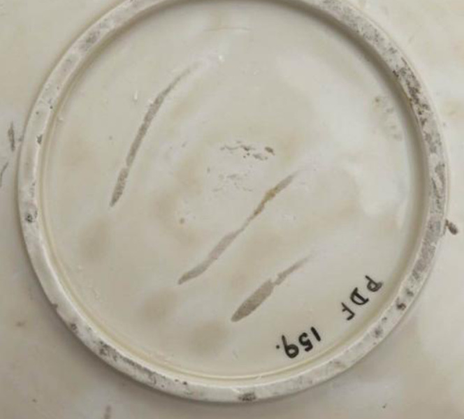  收藏于英國大威德博物館的定瓷文物，上面有清晰的指甲痕