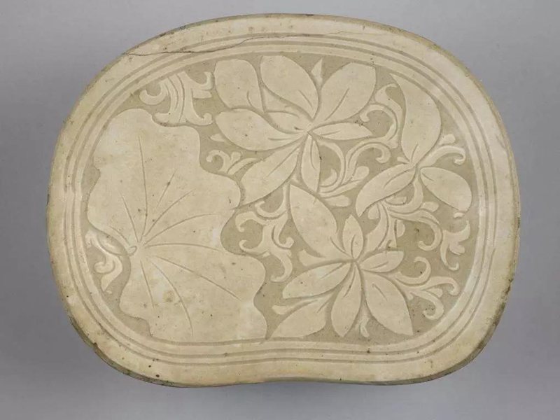 定窯白釉剔花卷草紋腰圓枕 定窯白釉剔花卷草紋腰圓枕