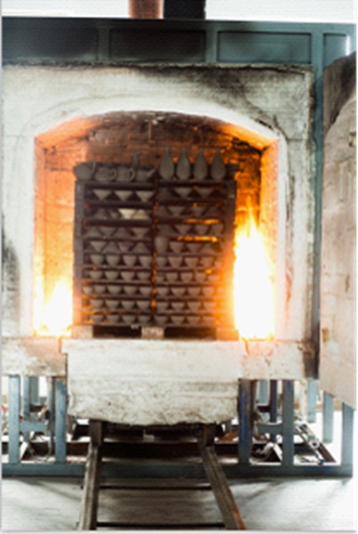 經過窯火的高溫燒制，精美的定瓷茶器最終將呈現在我們眼前